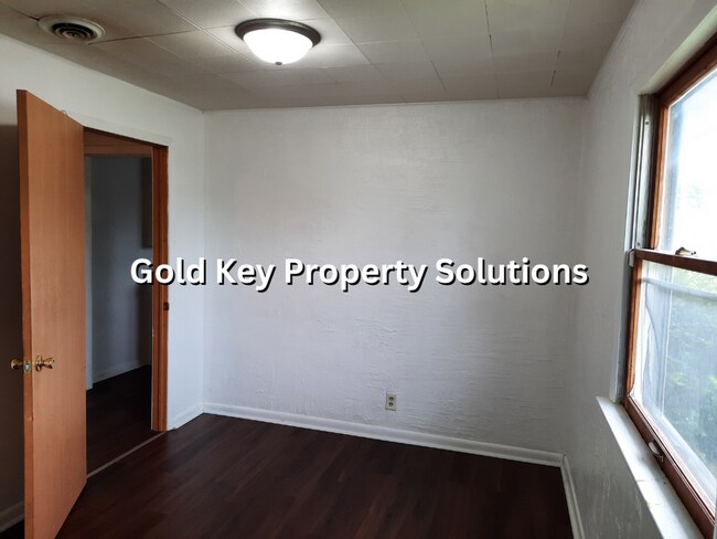 Building Photo - COMING SOON! 3 BR 1 BA House with Garage a...