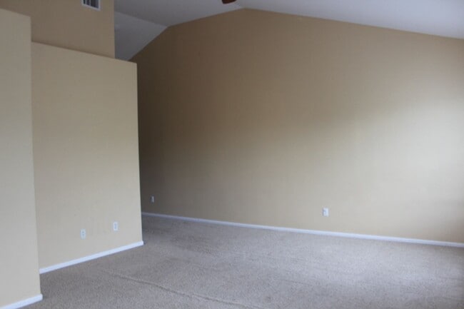 Building Photo - Reduced Price! Cozy and Convenient 2 Bedro...