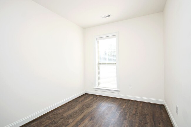 Building Photo - Light-Filled Townhome With Utilities Inclu...