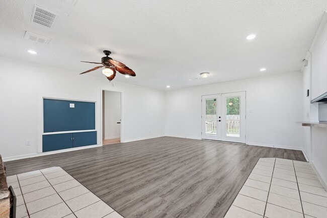Building Photo - 3BR w/ IDEAL location near Hurlburt Field!!