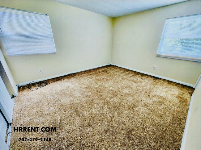 Building Photo - Amazing 6 Bedroom 3 Bathroom Two Story Hom...