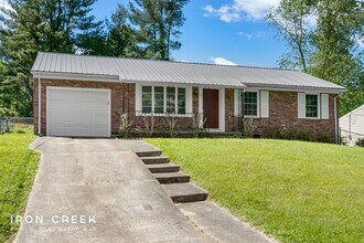 Building Photo - Beautiful Two-Bedroom with Fenced Yard in ...