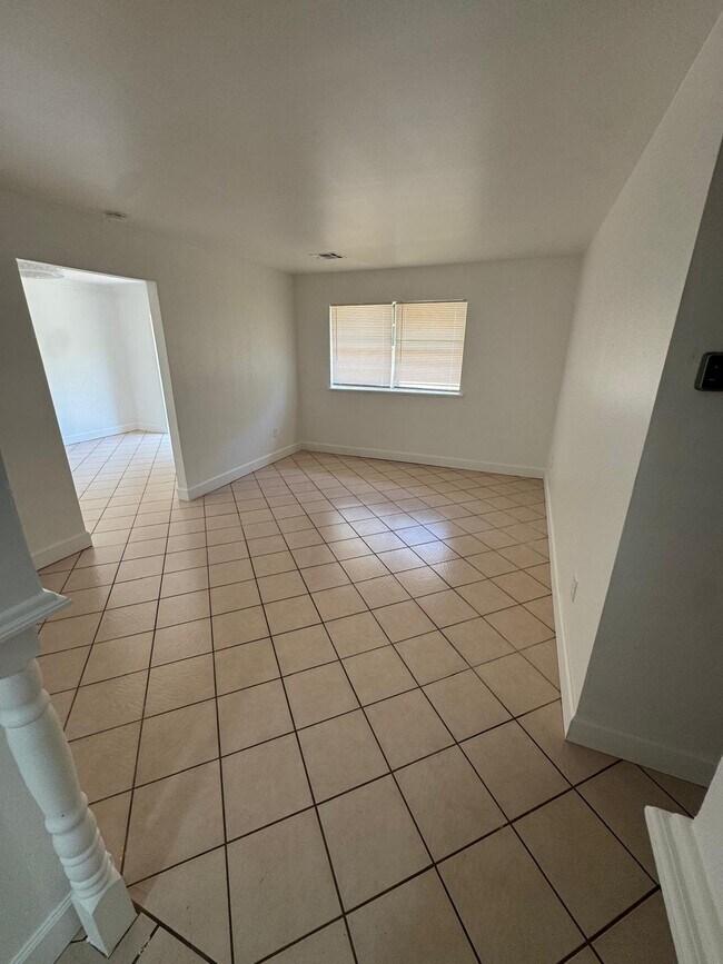 Building Photo - 5607 NW Beechwood Dr