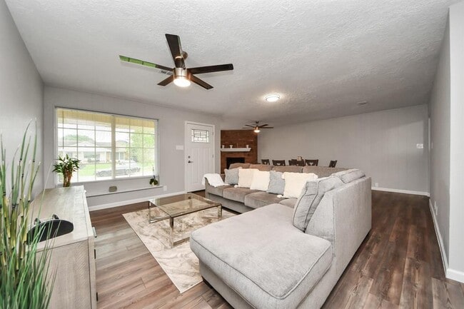 Building Photo - 3111 Tanglebriar Dr