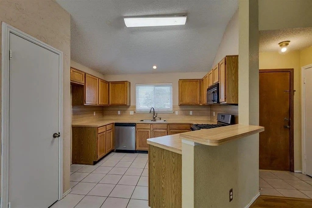 Building Photo - 2321 Shadyoaks Ln