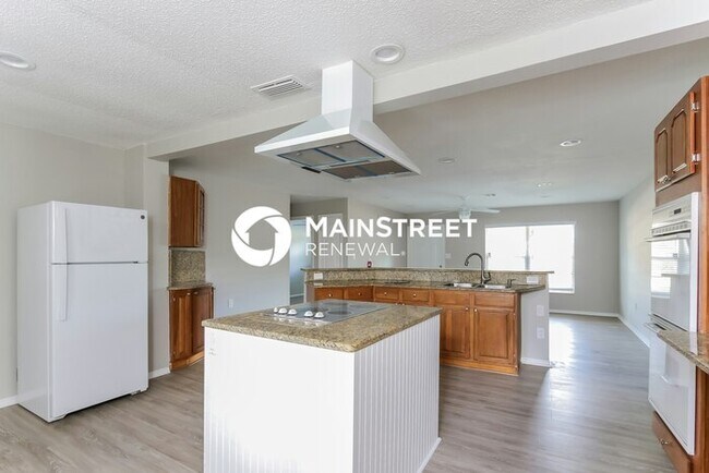Building Photo - 3 Bedroom Pet-Friendly Home in Sarasota, FL with Main Street Renewal