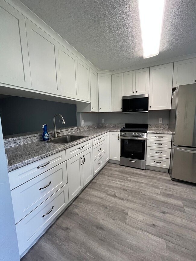 Building Photo - Kings Colony 2 / 2 bath with Florida room!