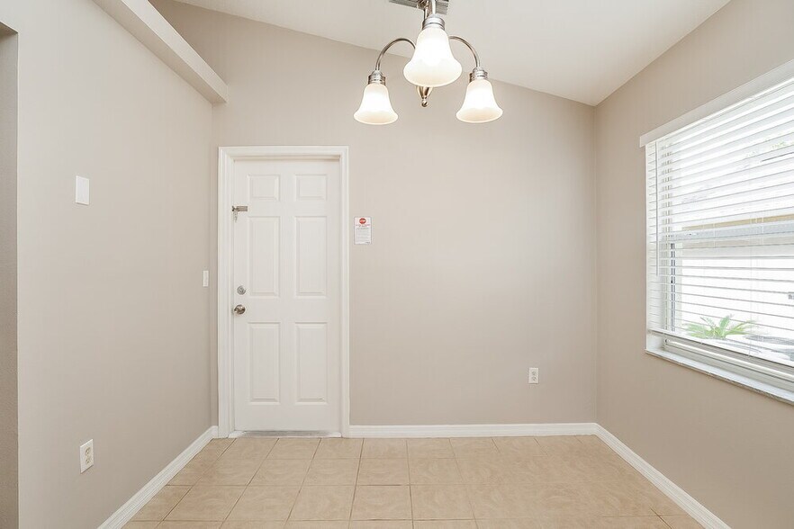 Building Photo - 303 Riunite Cir