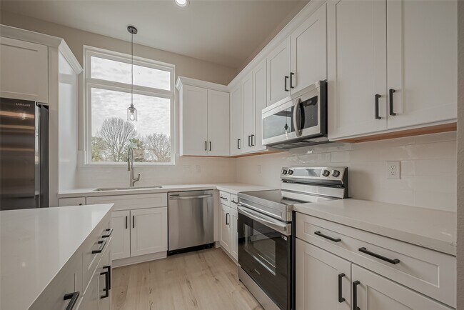 Building Photo - 918 St Clair St