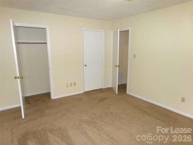 Building Photo - 100 Fairway St