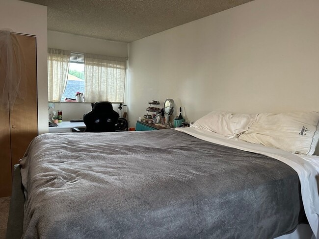 Building Photo - Top Floor Condo with View of the Flatirons and the Pool