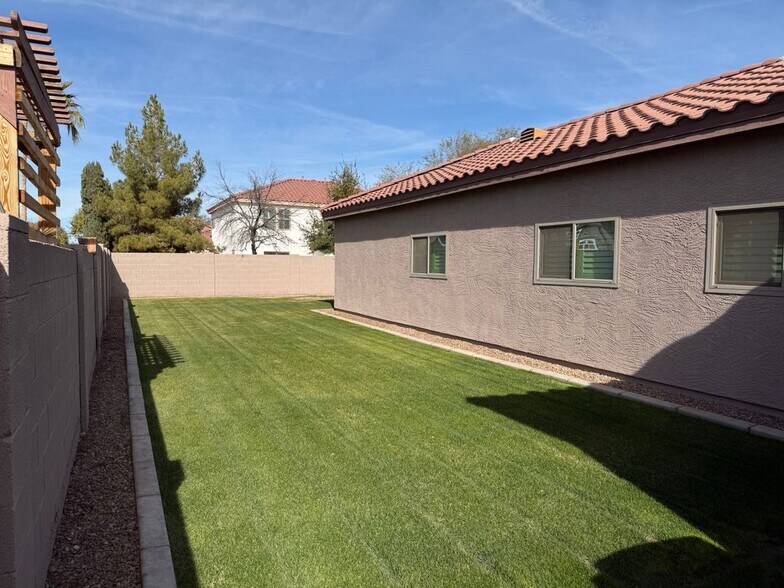 Building Photo - 2140 E Remington Pl