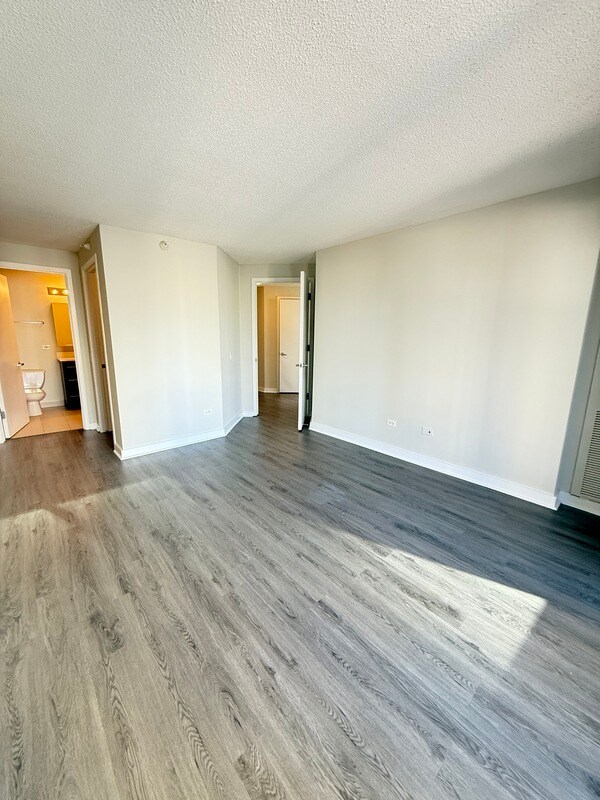 Building Photo - 601 N State St