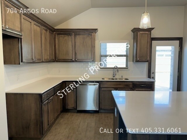 Building Photo - 704 Argos Rd