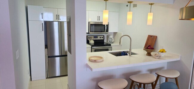 Building Photo - 1 SE 12th St