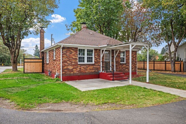 Building Photo - East Valley Home With Large Yard!