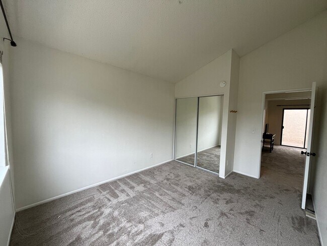 Building Photo - MOVE-IN READY 3+2 w/all appliances, commun...