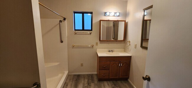 Building Photo - Mountain Chalet Home Available Now!