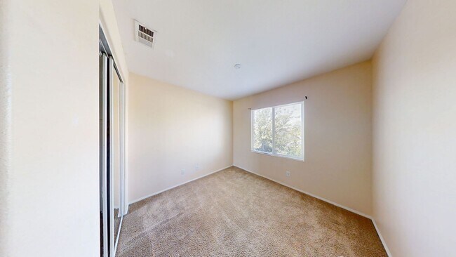 Building Photo - Spacious 4 bedroom 3 bath