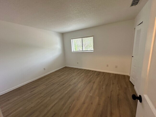 Building Photo - Minutes from UCF & Full Sail – Updated 2 Bedroom Townhome