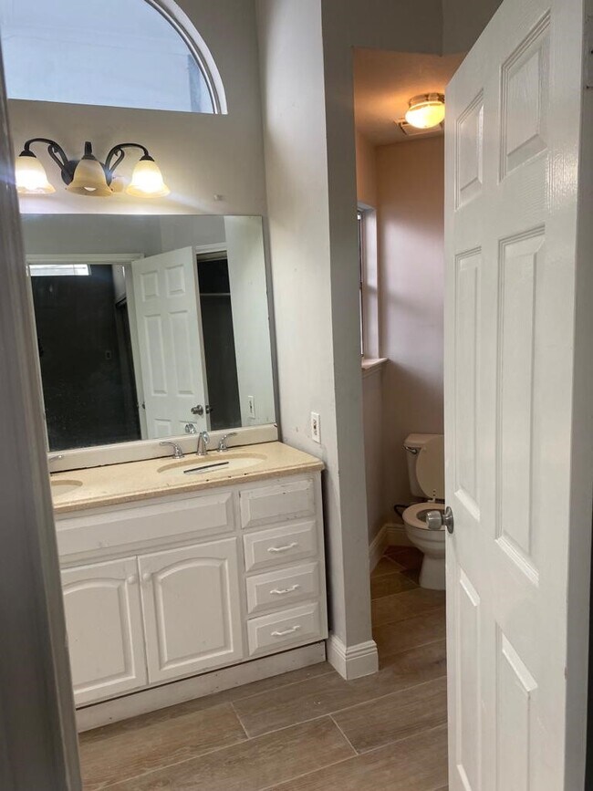 Building Photo - 9339 Stonecreek Ln