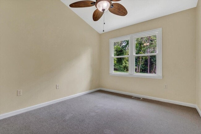 Building Photo - Spacious Roanoke County Townhouse