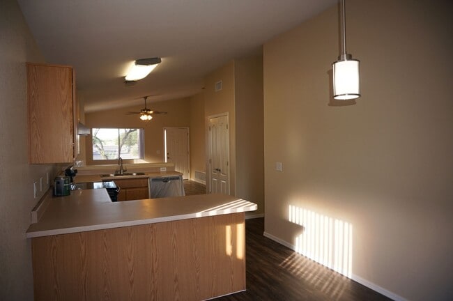 Building Photo - 2201 S Saint Suzanne Dr