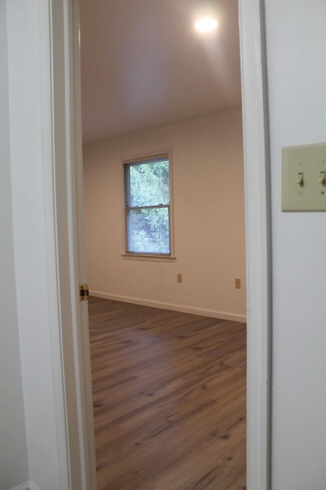 Building Photo - 120 Eaglesmere Cir