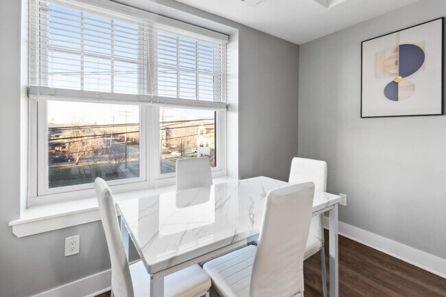 Building Photo - 457 E Kirby St