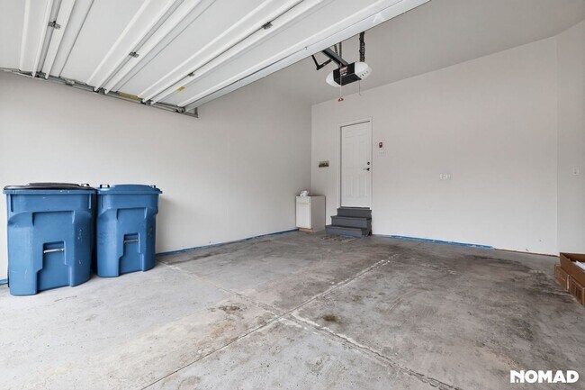 Building Photo - 2851 Fairgrove Cres