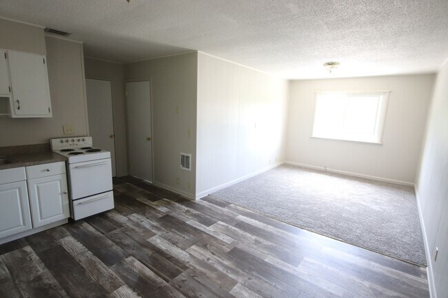 Building Photo - FIRST MONTH FREE! 1 Bedroom 1 Bathroom Apartment near Hamilton Place!