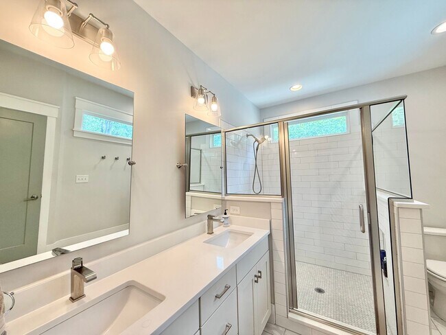 Building Photo - Stunning 3BD, 2.5BA Downtown Raleigh Home with Modern Updates, Large Fenced In Backyard, Fire Pit...