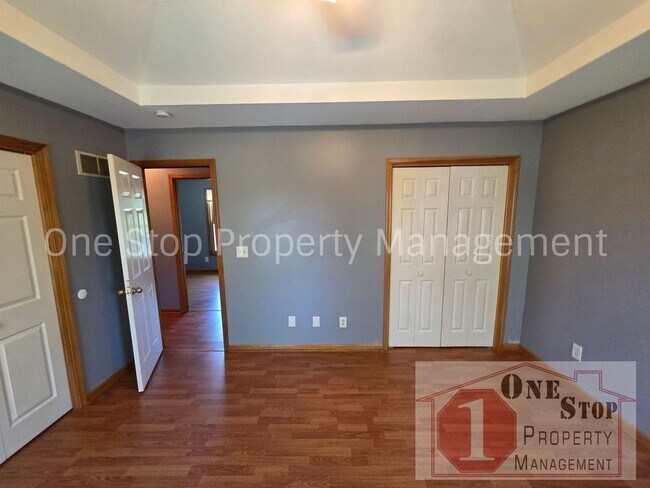 Building Photo - Charming Split Level 3 Bedroom Home in Kansas City!