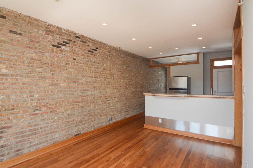 Building Photo - 726 W Addison St