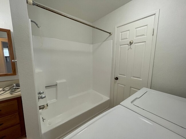 Building Photo - Spacious 2 Bedroom Townhouse w/ Parking in...