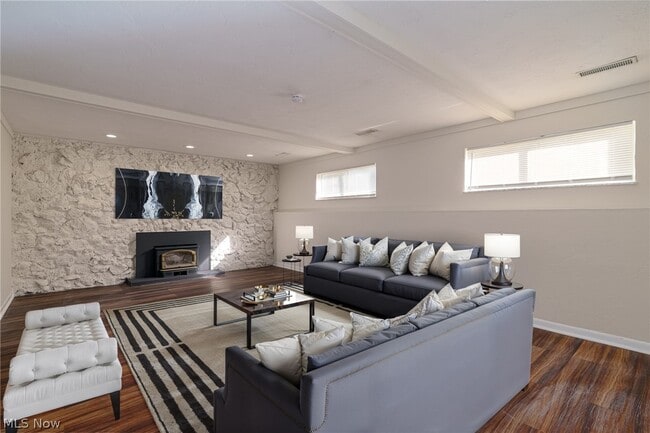 Building Photo - 8671 Ashwood Dr