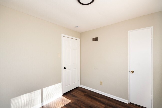 Building Photo - Comfortable 3 Bedroom 1 Bathroom Home