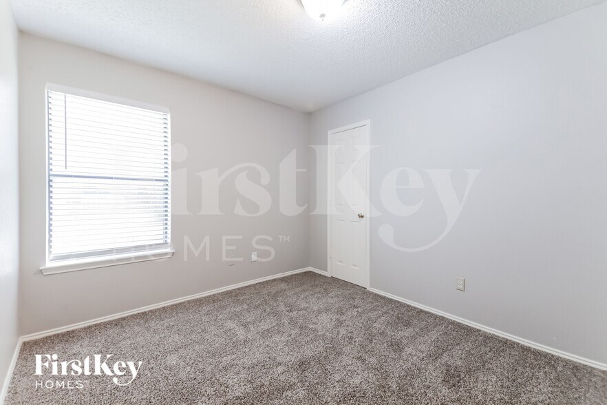 Building Photo - 701 Long Hill Ct