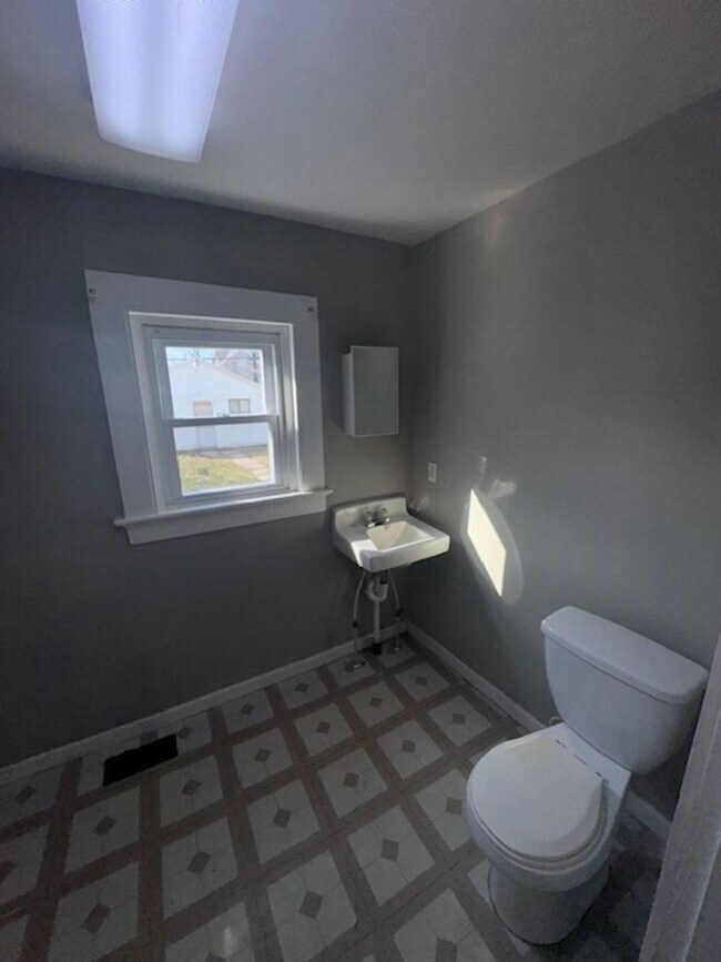 Building Photo - 1245 E Illinois St