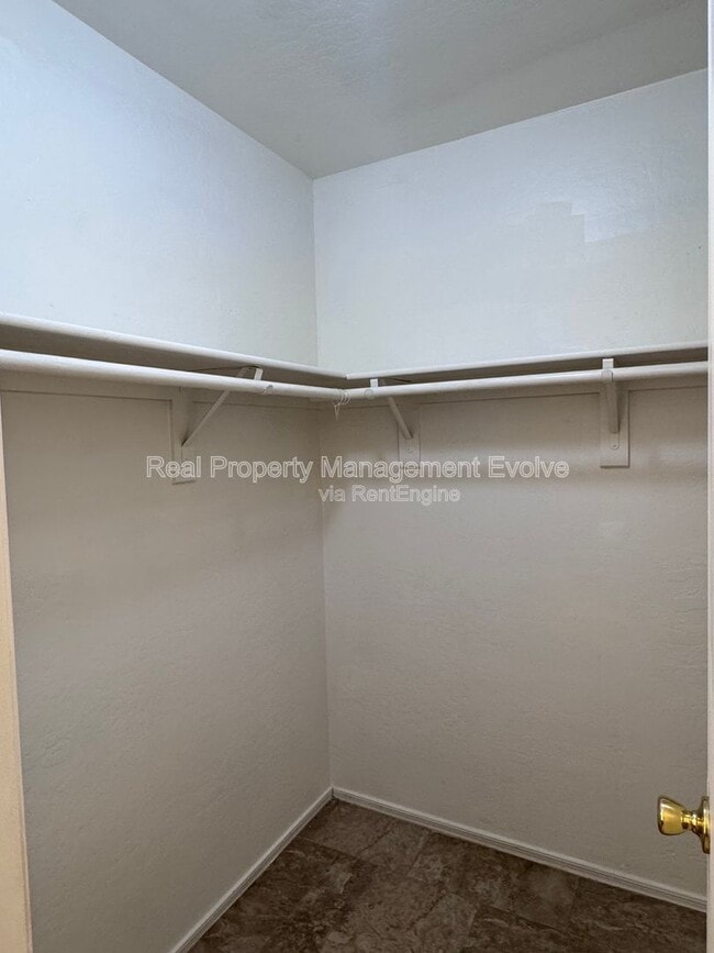 Building Photo - 3734 W Oregon Ave