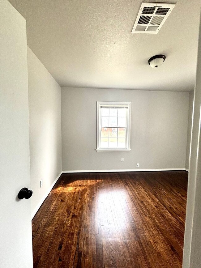 Building Photo - Newly Updated 2-bedroom, 1-bathroom Home