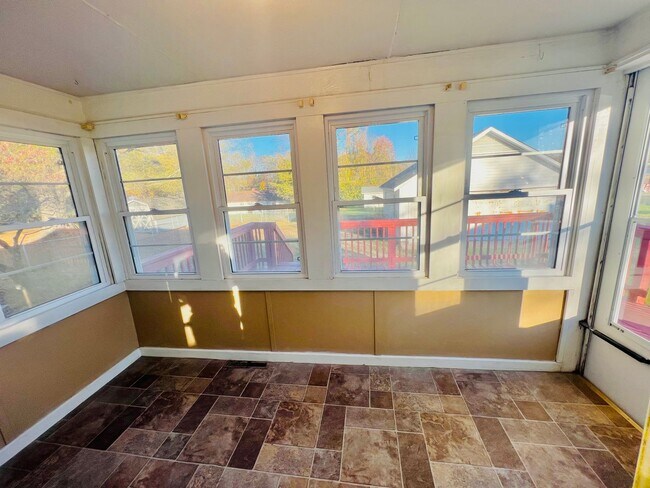 Primary Photo - 2 bed with Large Garage