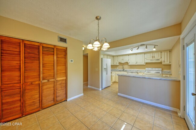 Building Photo - 7129 S Lagoon Dr