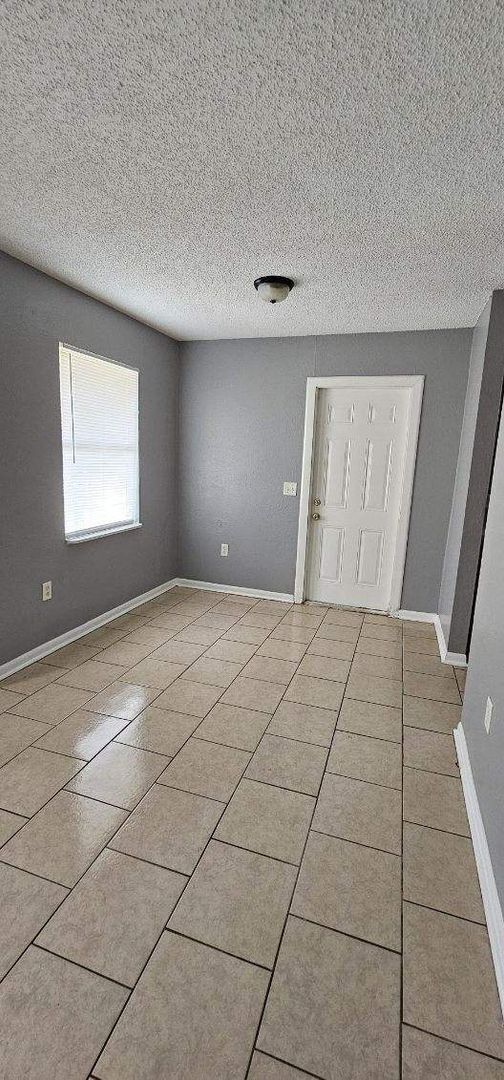 Building Photo - Three Bedroom Two Bath in the Combee Settl...