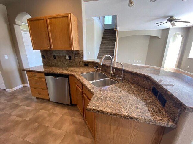 Building Photo - NW Reno 4 Bedroom Home - Mountain Views