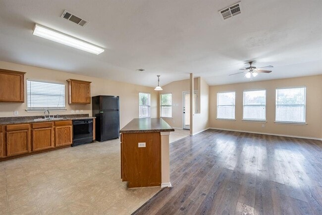 Building Photo - 218 Mossy Rock Dr