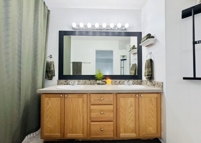 Building Photo - Spacious 3-Bed, 2.5-Bath Townhome in Prime Puyallup Location