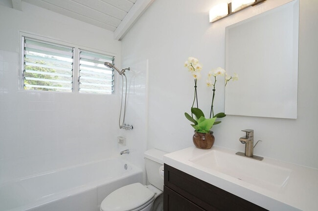 Building Photo - 735 Kapulena Loop