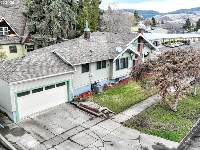 Building Photo - Craftsman style custom home in downtown La Grande