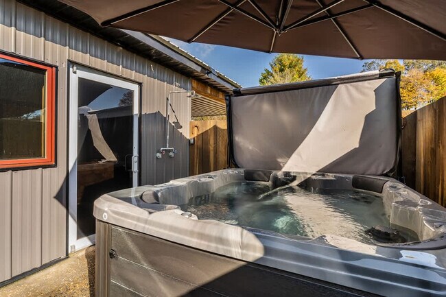 Building Photo - 299 Westview Dr